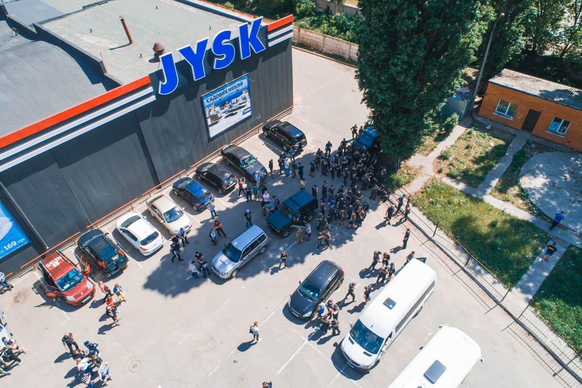 10 мая члены радикальной политической партии "Национальный корпус" отправились организованной автомобильной колонной к дому акционера телеканала Интер Сергею Левочкину