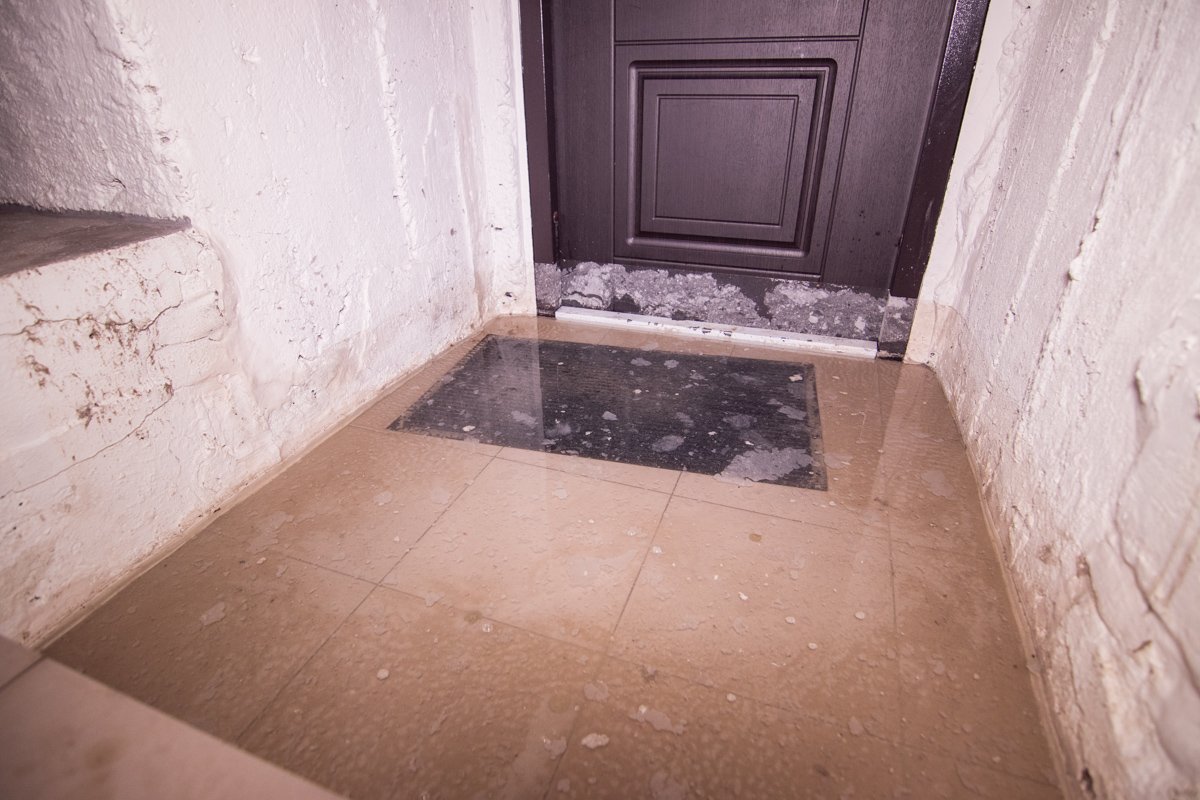 Комнаты залило на 25 сантиметров, позже вода ушла и ее уровень опустился до 5 сантиметров Комнаты залило на 25 сантиметров, позже вода ушла и ее уровень опустился до 5 сантиметров