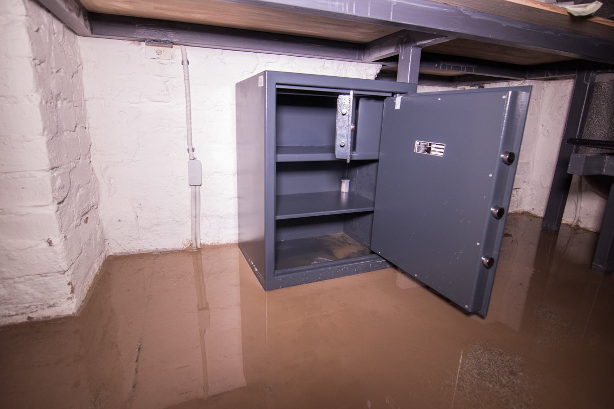 Документы пришлось срочно спасать из сейфов Документы пришлось срочно спасать из сейфов