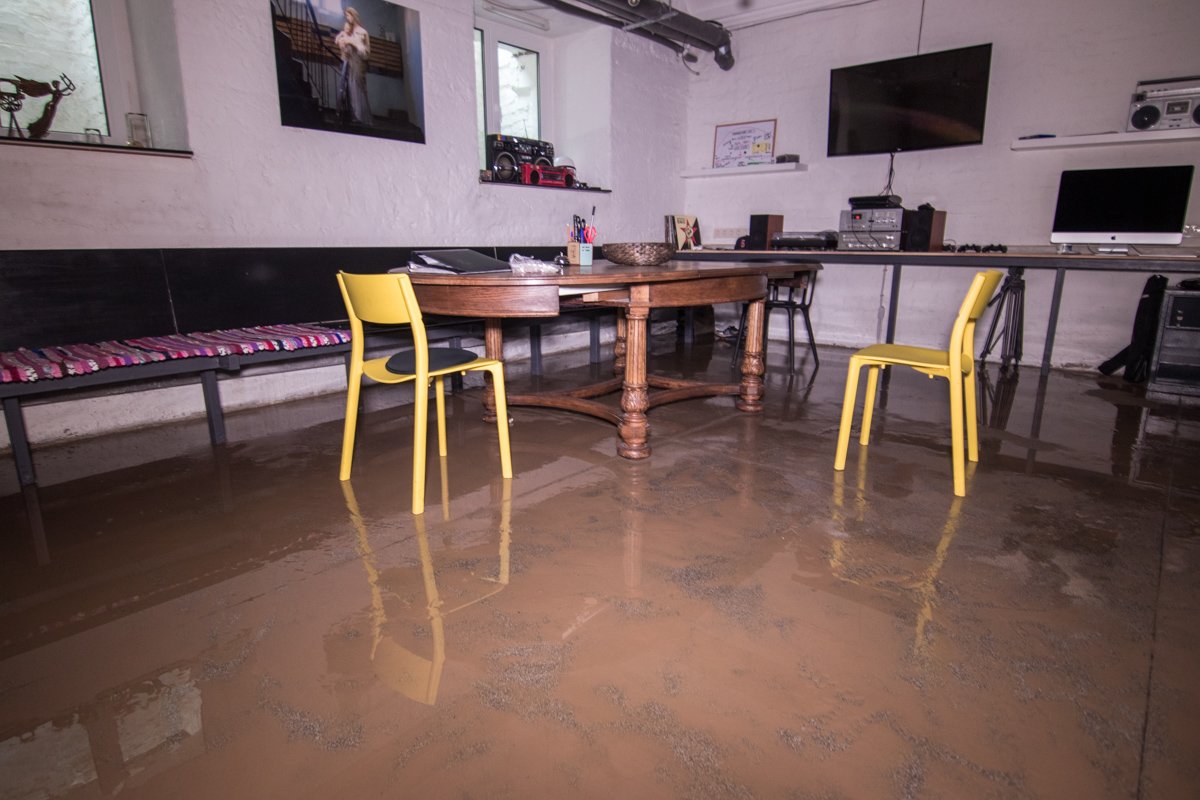 Компьютеры и другую технику пока не проверяли, так как в офисе отключили свет Компьютеры и другую технику пока не проверяли, так как в офисе отключили свет