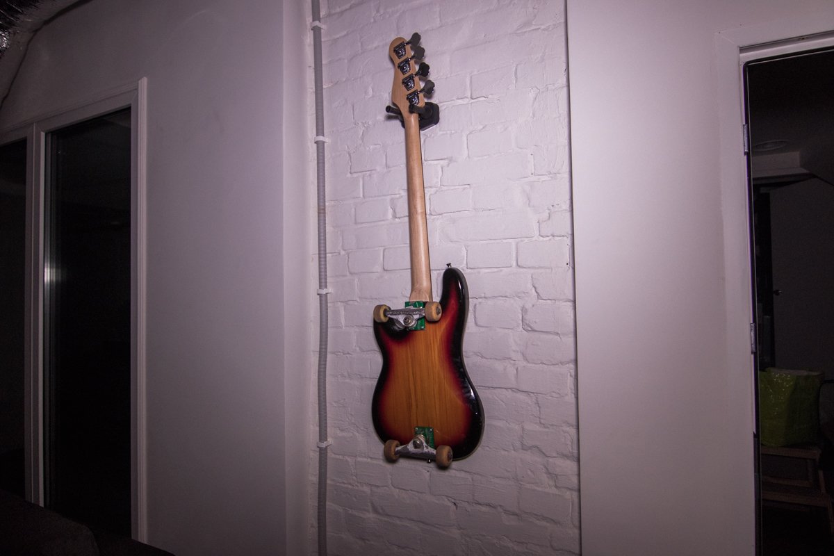 Знаменитая скейт-гитара из клипа на композицию "Рок-н-ролл" не пострадала Знаменитая скейт-гитара из клипа на композицию "Рок-н-ролл" не пострадала