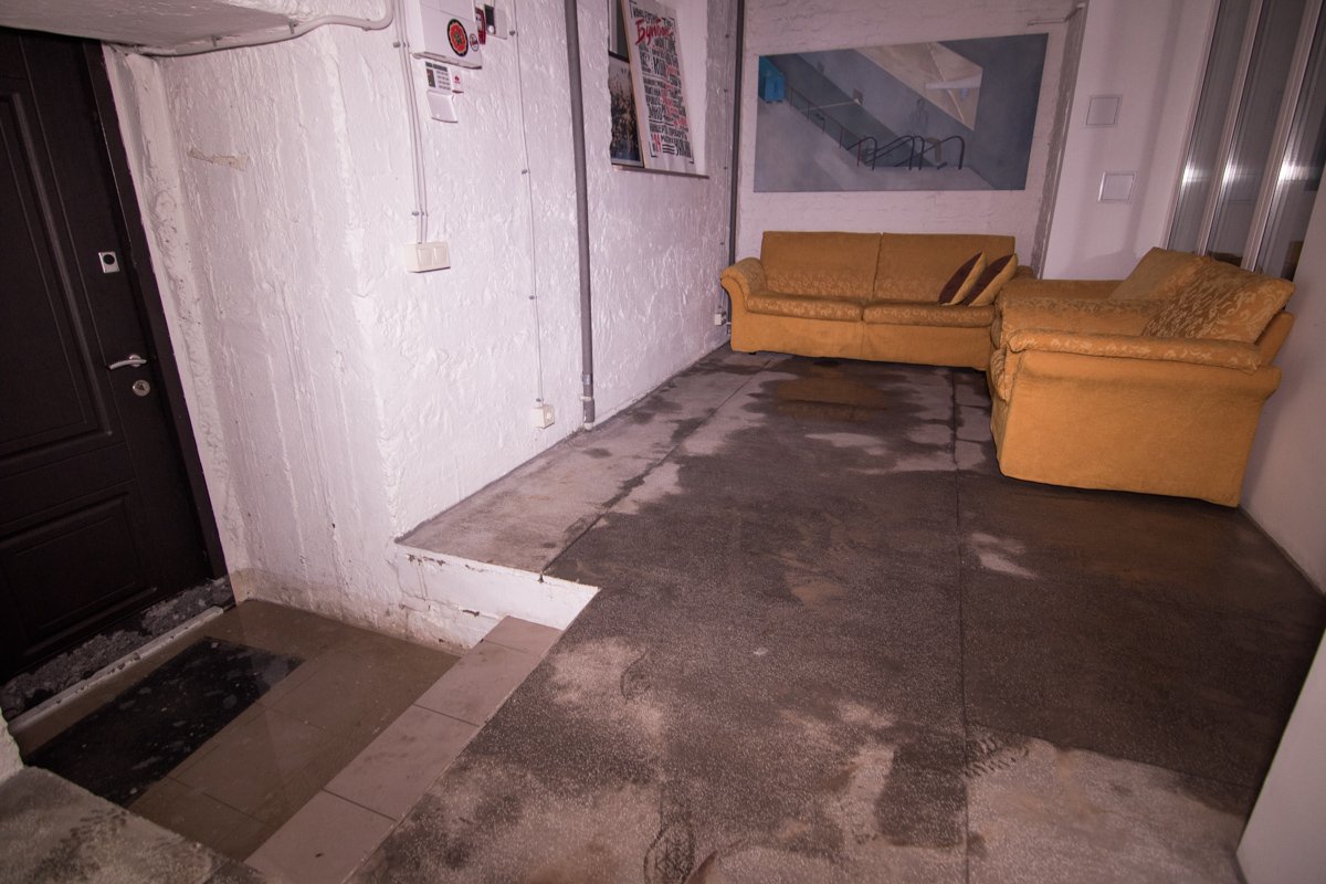 В офис только собирались завезти технику для студии звукозаписи В офис только собирались завезти технику для студии звукозаписи