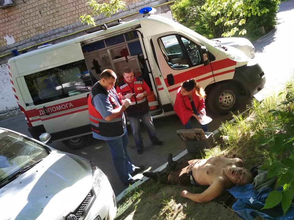 Парню оказывают первую помощь