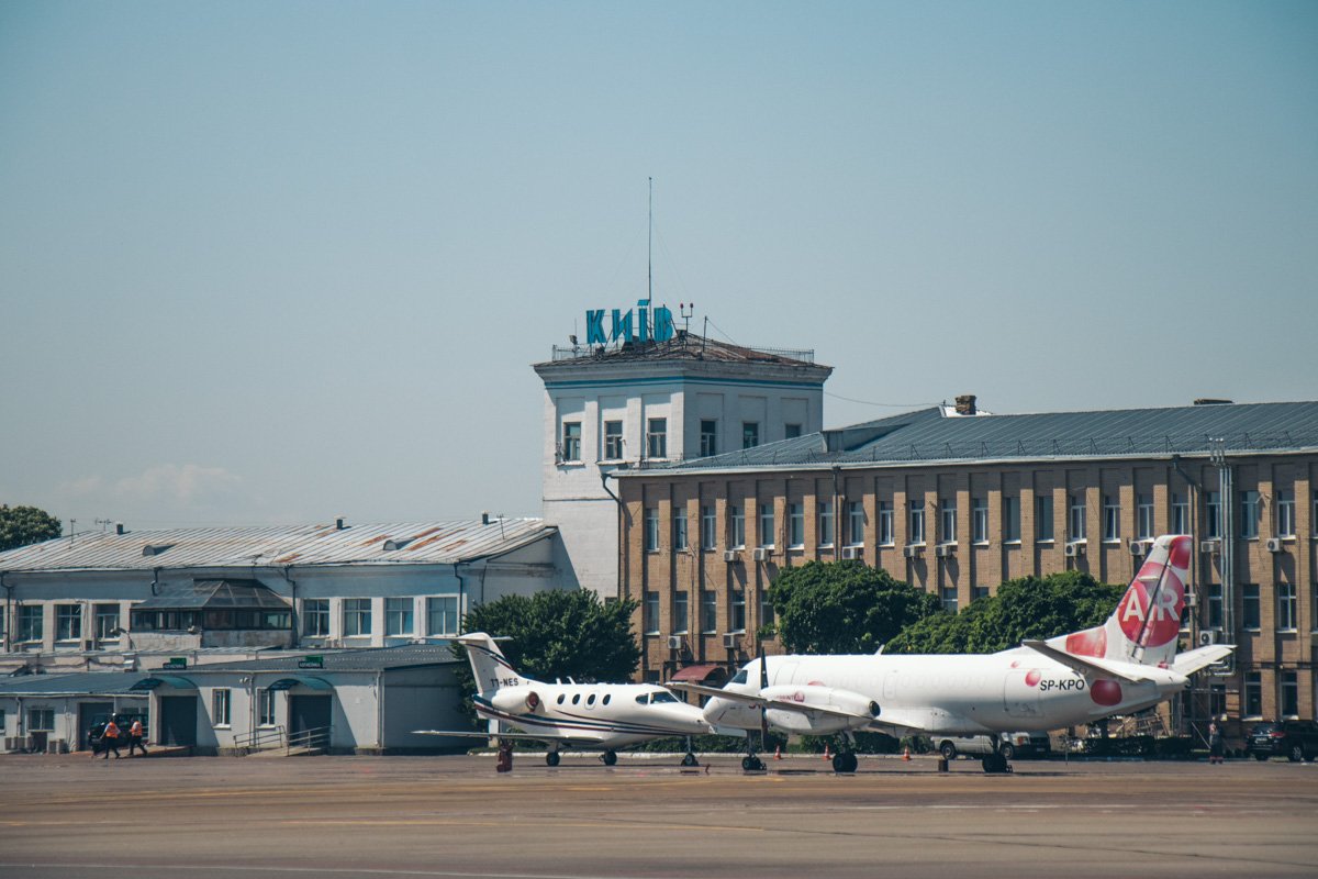 С аэродрома видно старое здание аэропорта