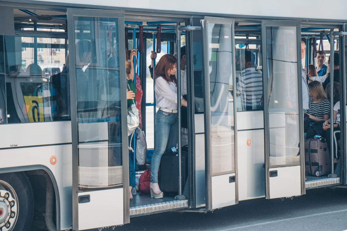 В рамках обновления аэропорта приобрели новую технику – 2 деайсера и несколько автобусов 