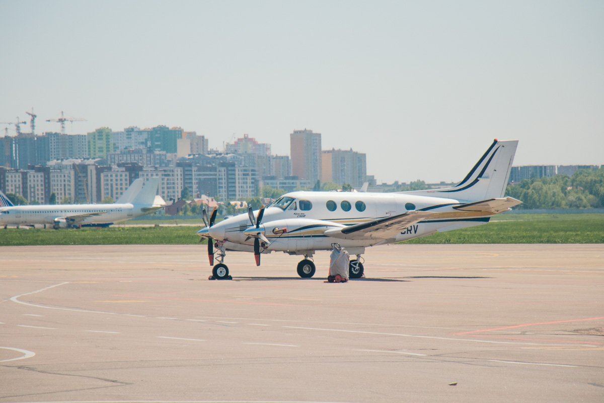 В более отдаленном будущем в аэропорту хотят удлинить и улучшить взлетно-посадочную полосу