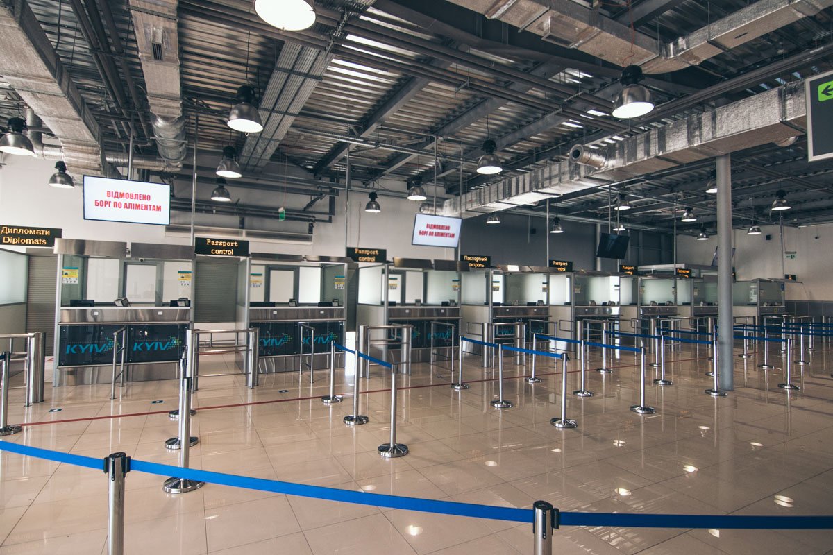 В терминале D поставили 9 новых кабинок для паспортного контроля