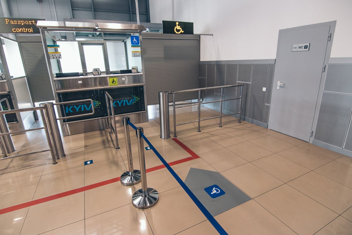 В аэропорту оборудовали специальные пункты паспортного контроля для людей на инвалидных колясках