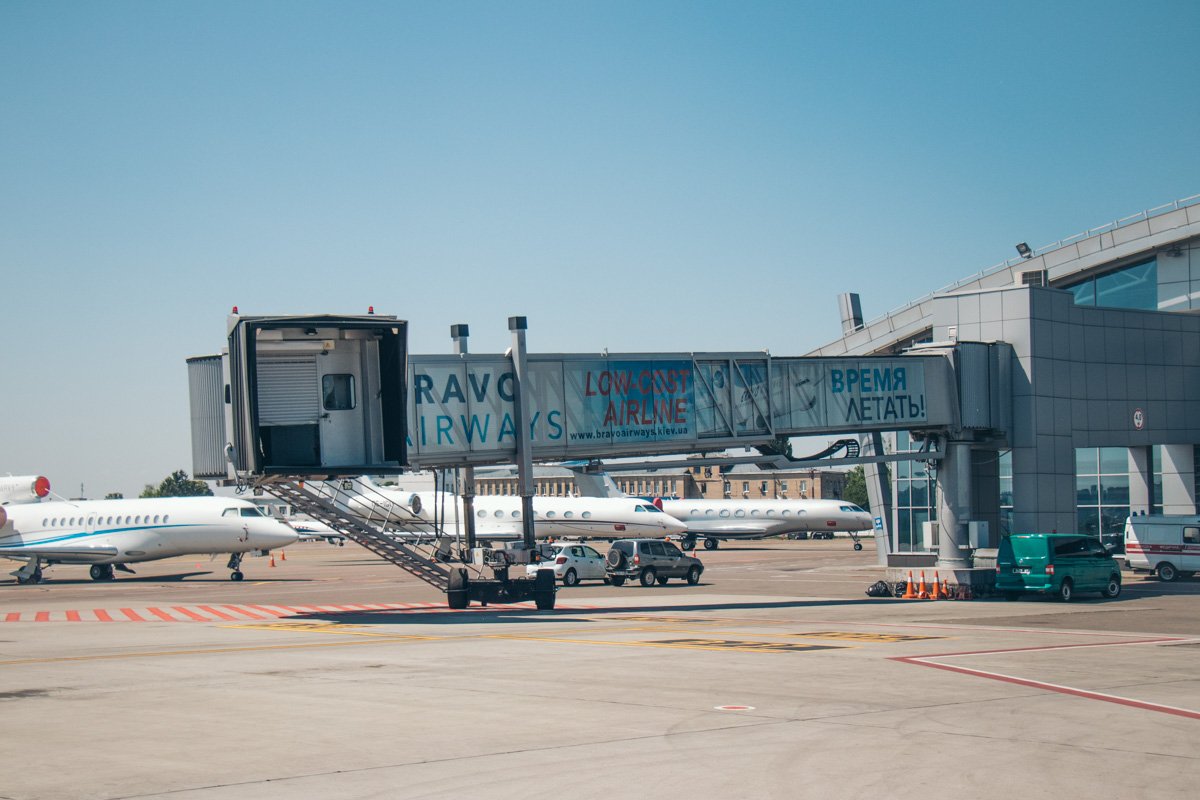 На территории стоянки для самолета аэропорта