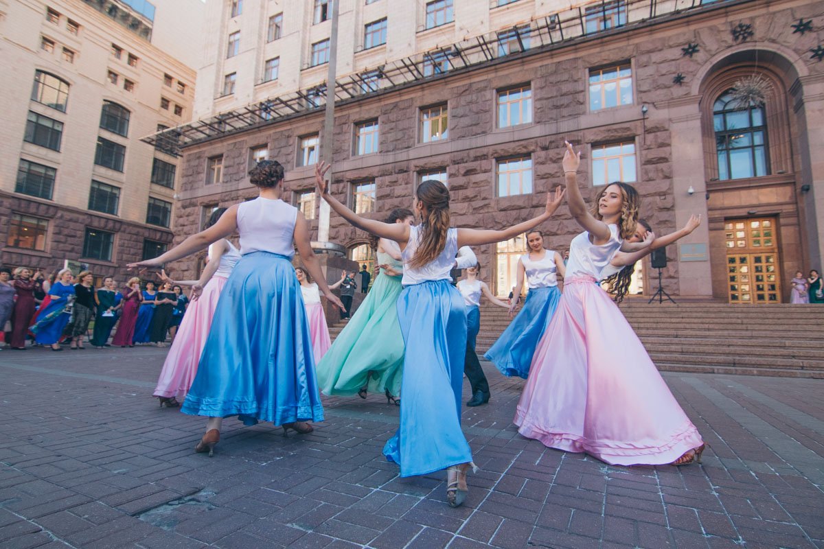 Перед балом при входе в КГГА звучали песни о Киеве