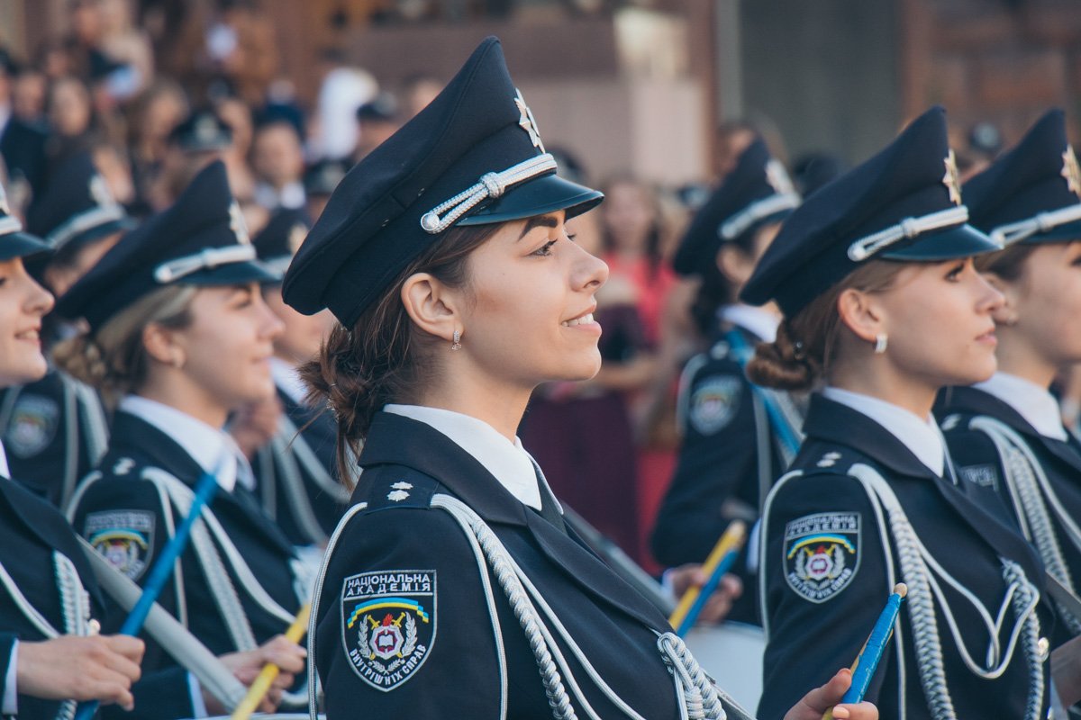 Курсантки Нацакадемии внутренних сил сыграли на барабанах 