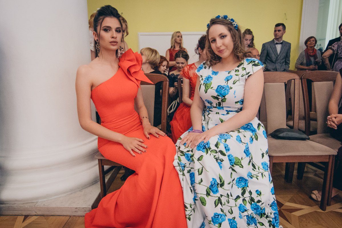 Все гости бала были в вечерних нарядах 