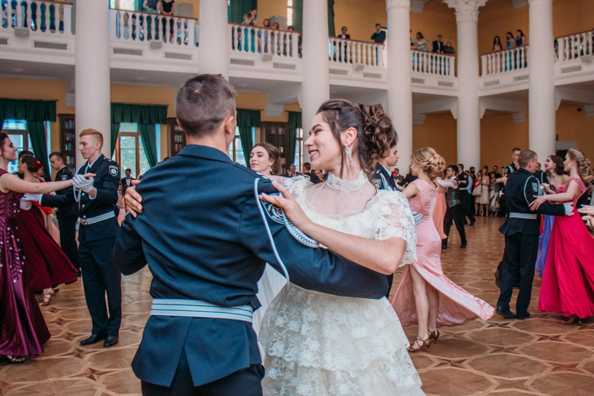 Студенты готовились к балу три месяца 