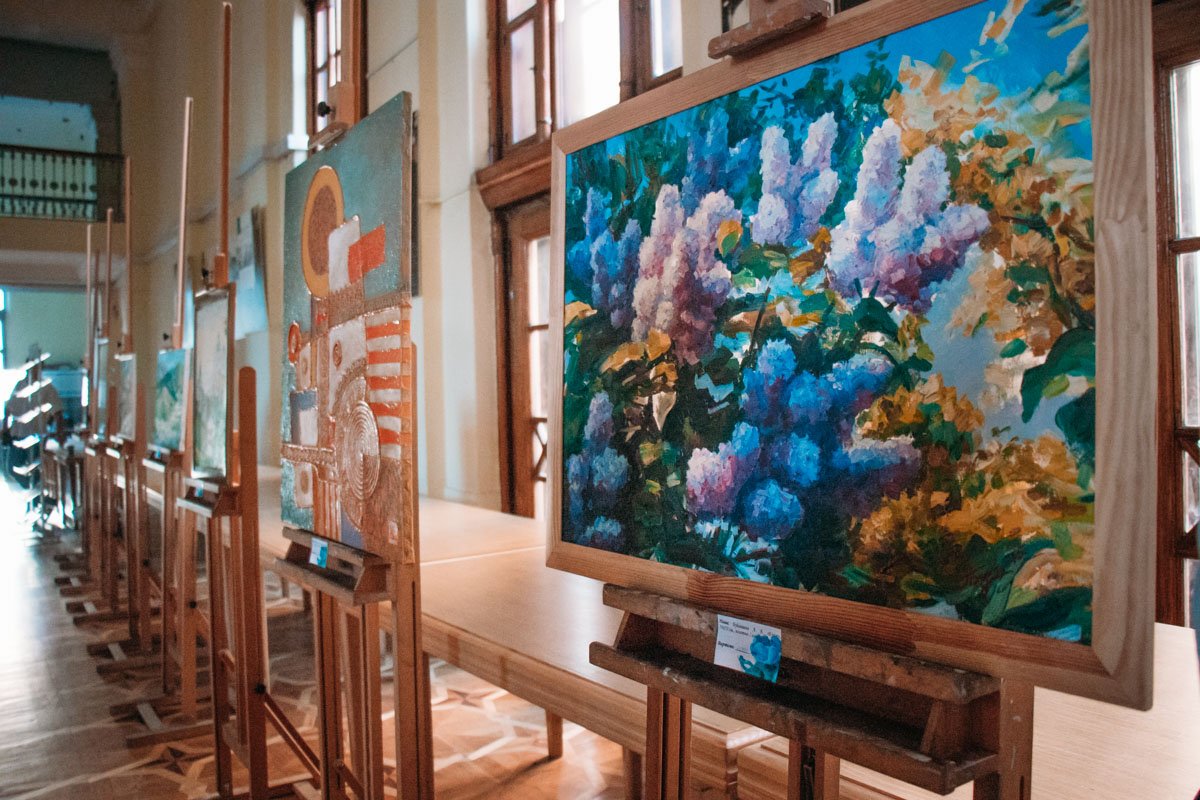 При входе на бал работала выставка декоративно-прикладного искусства 