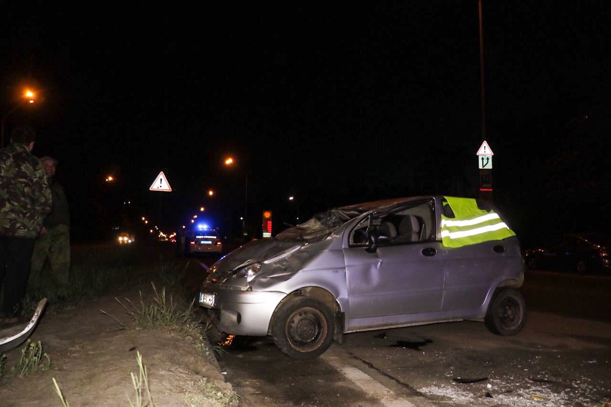 Авто выбросило на встречную полосу движения