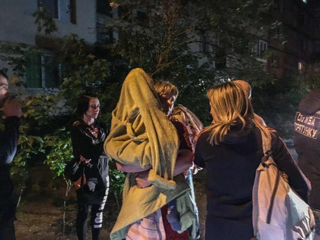 Маленьких детей выносили в одеялах и халатах Маленьких детей выносили в одеялах и халатах