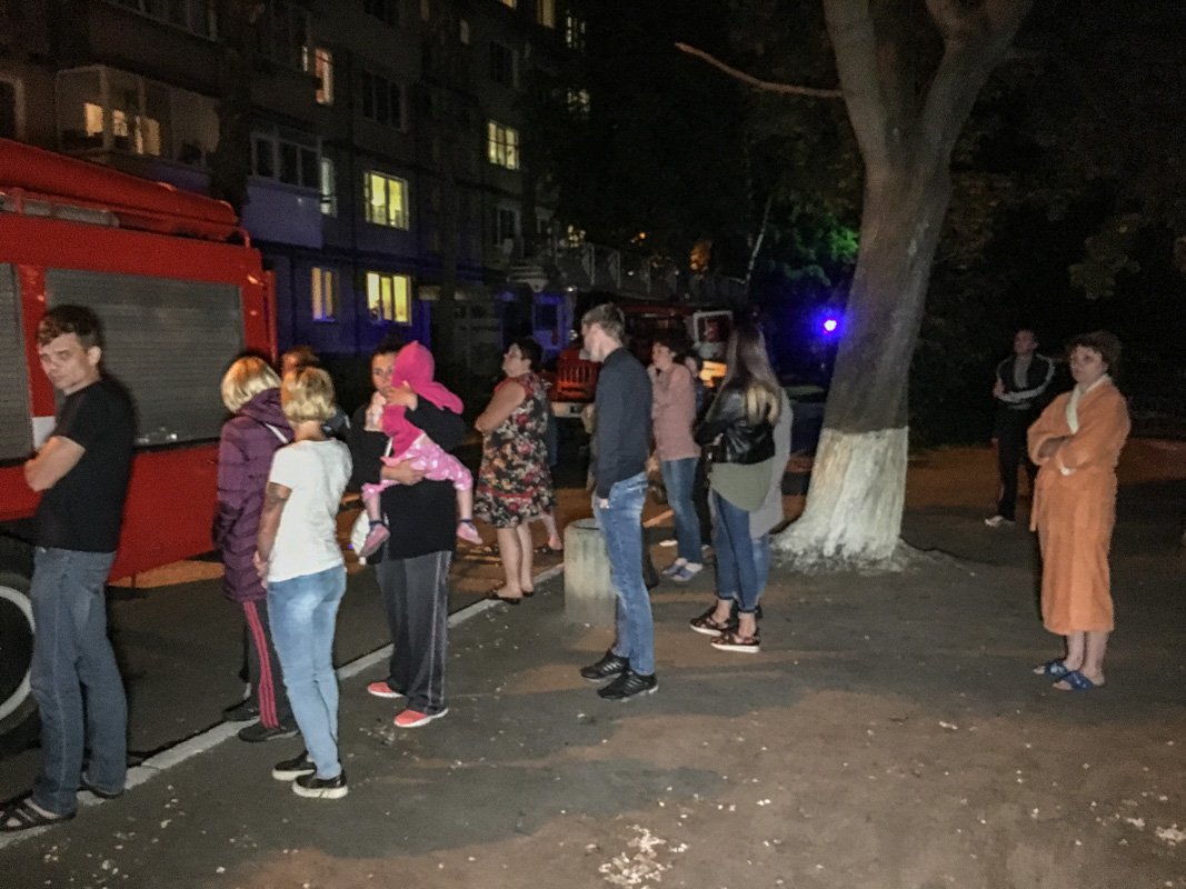 Чтобы вывести людей из квартир, которые не успели выйти, жильцы дома повыбивали стекла в подъезде, для проветривания Чтобы вывести людей из квартир, которые не успели выйти, жильцы дома повыбивали стекла в подъезде, для проветривания