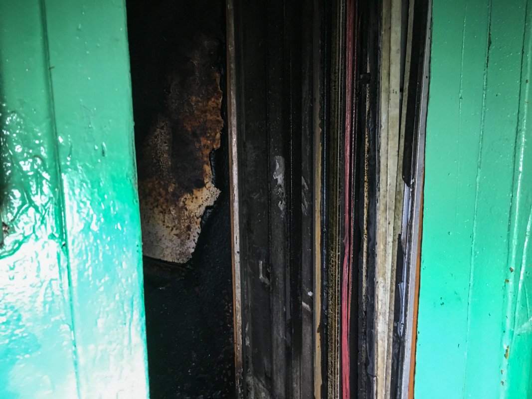 Обгоревшие двери лифта Обгоревшие двери лифта