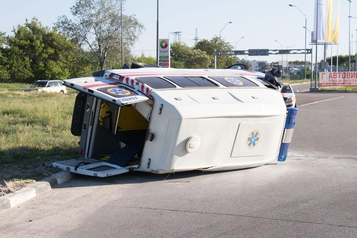 По словам водителя «скорой», он ехал во втором ряду по съезду со столичного шоссе в сторону Обухова По словам водителя «скорой», он ехал во втором ряду по съезду со столичного шоссе в сторону Обухова