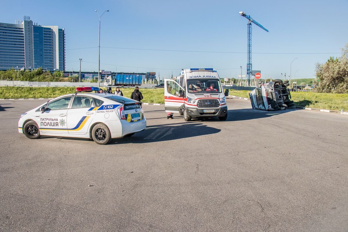 Автомобиль опрокинулся на бок, проскользил около 30 метров и остановился. Автомобиль опрокинулся на бок, проскользил около 30 метров и остановился.