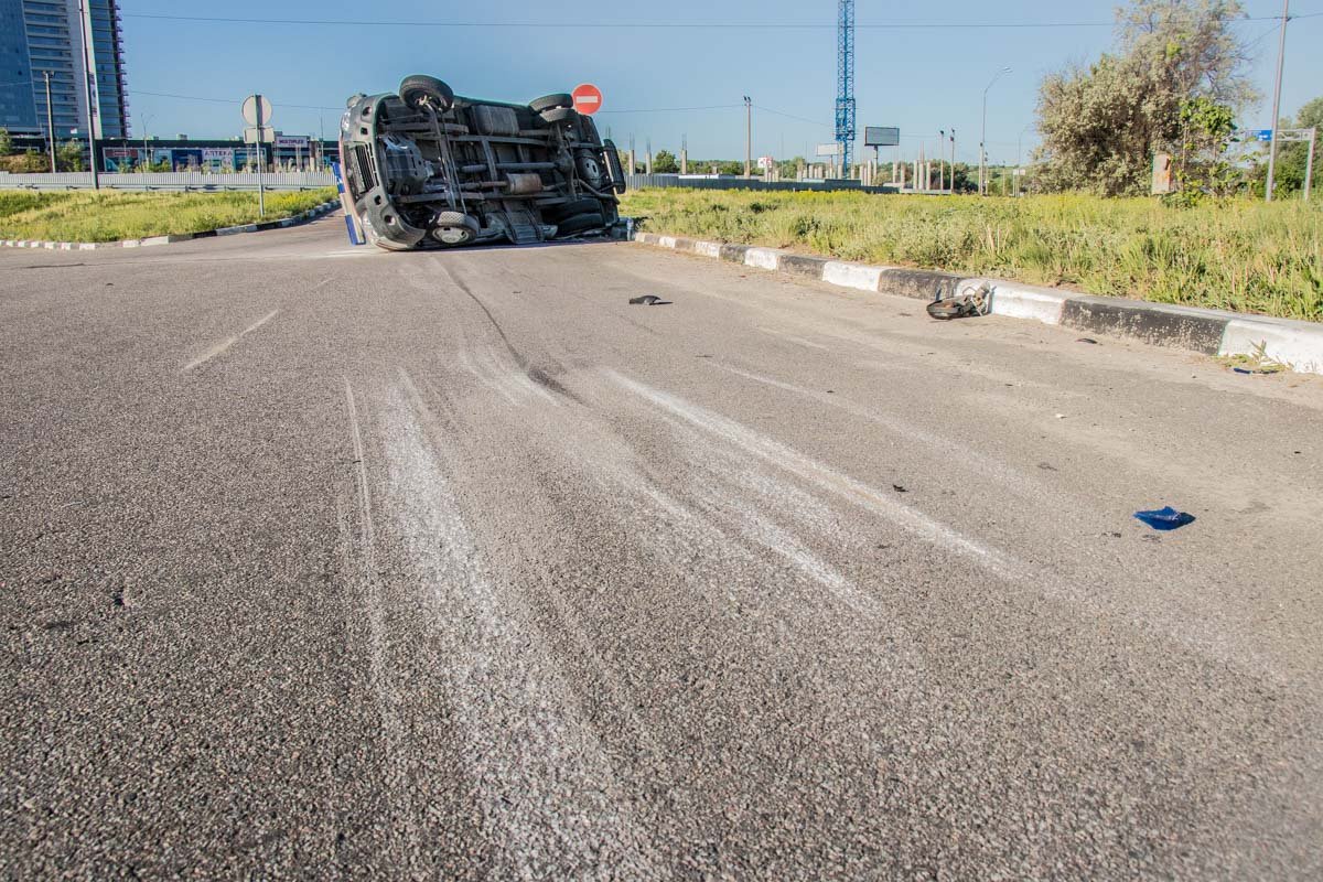 Возле торгового центра «Домосфера» медиков подрезал черный легковой автомобиль Возле торгового центра «Домосфера» медиков подрезал черный легковой автомобиль