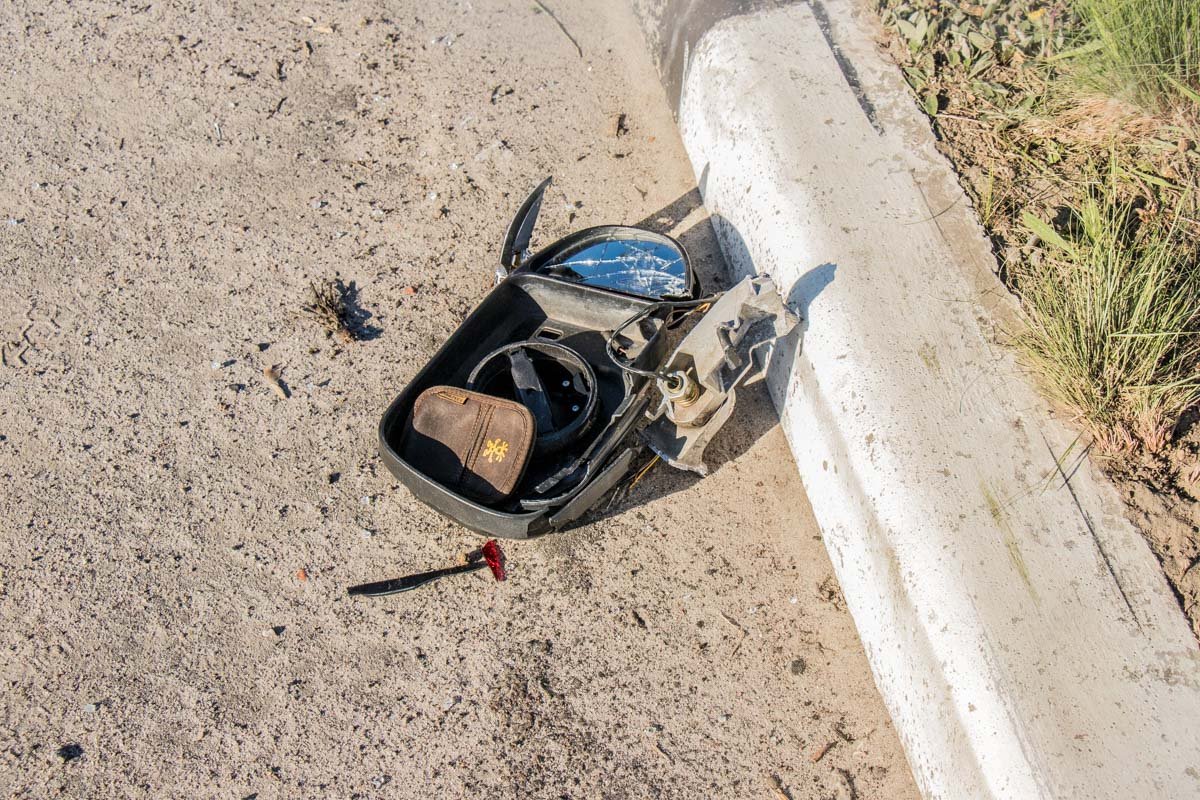 Детали авто разбросаны по дороге Детали авто разбросаны по дороге