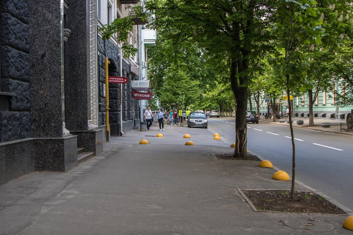 На тротуаре не припарковаться - стоят болларды 