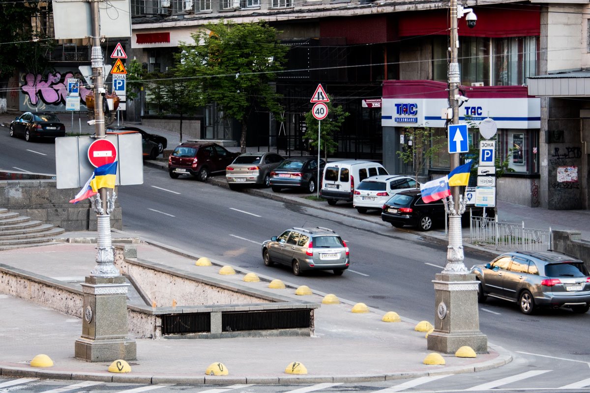 В пятницу утром, проходя по главной улице страны, многие увидели иностранные флаги