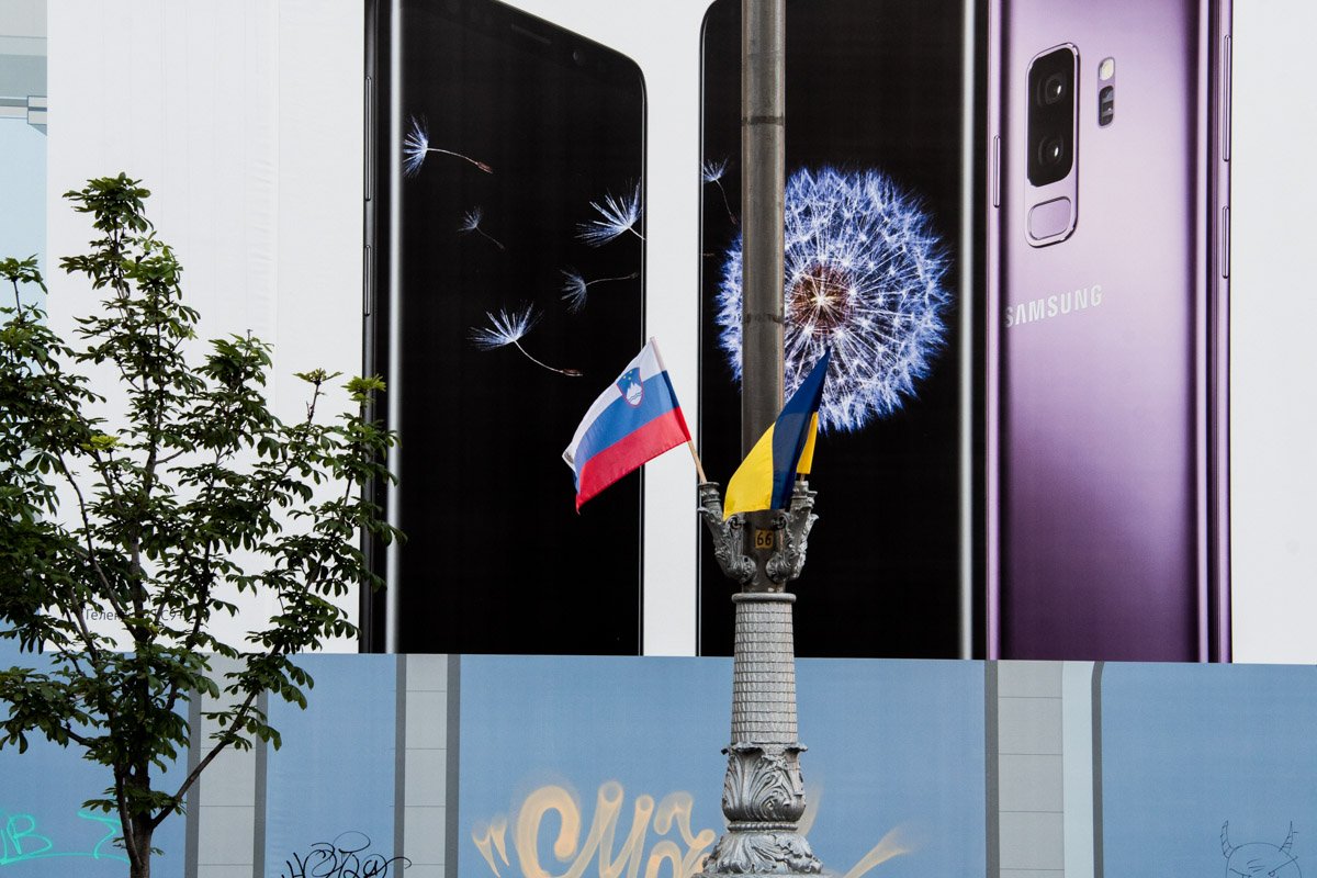 На Крещатике появились флаги Республики Словения