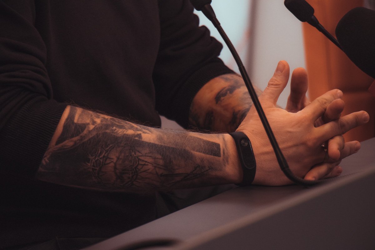 Украшения на теле Петра Ищенко