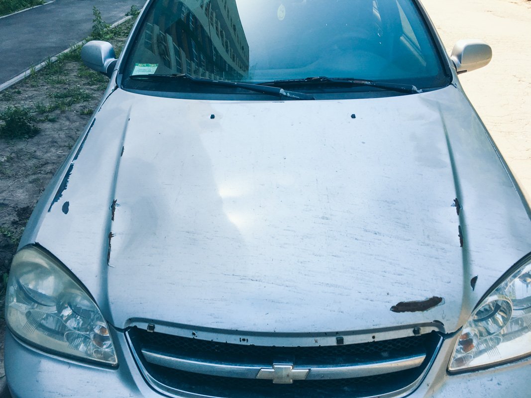 На Lacetti есть повреждения. Правда, судя по всему, они давние, а не свежие