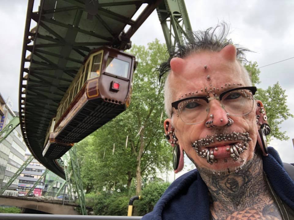 Вокруг рта и в губах Рольфа имеется 94 элемента пирсинга