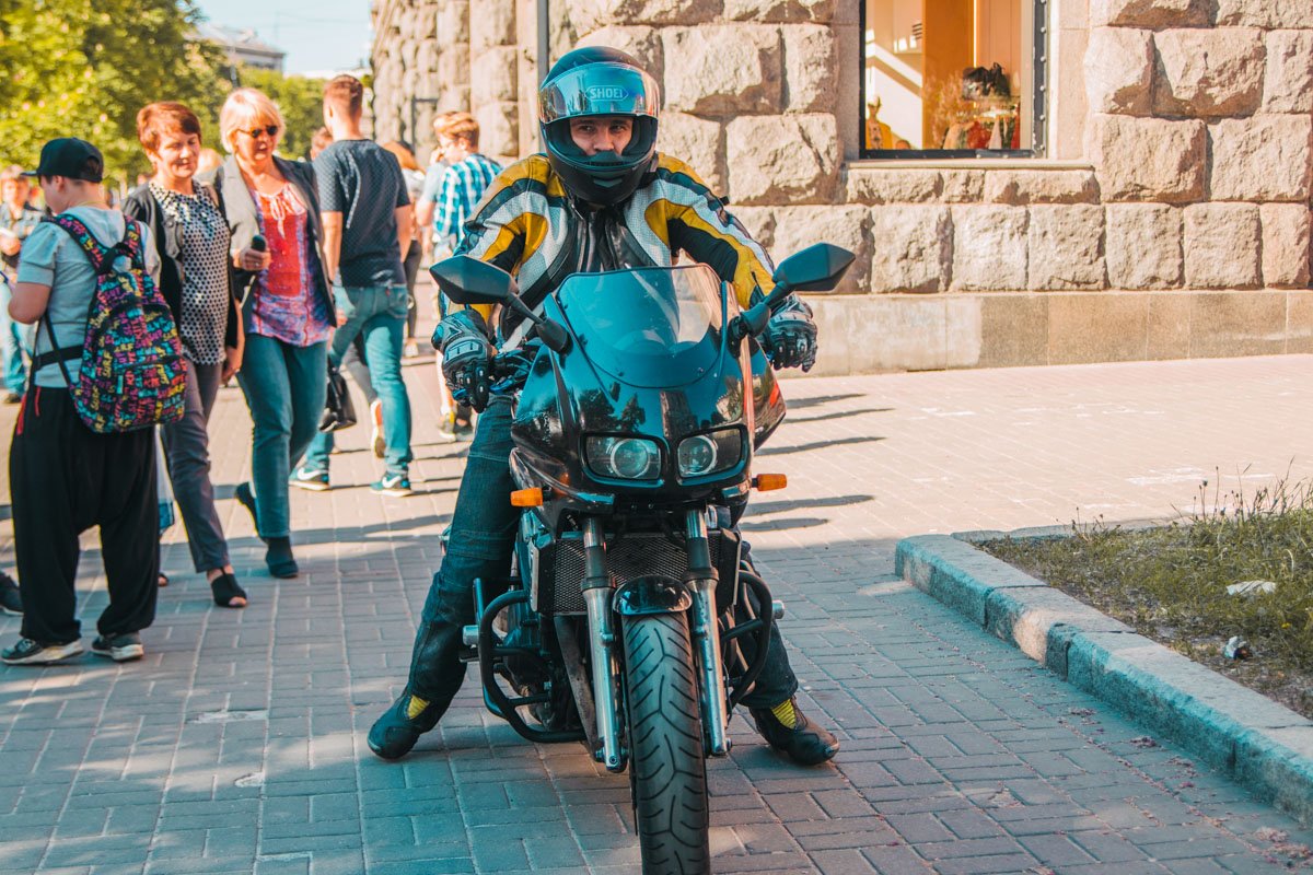 А я на тротуаре, меня никто не видит...