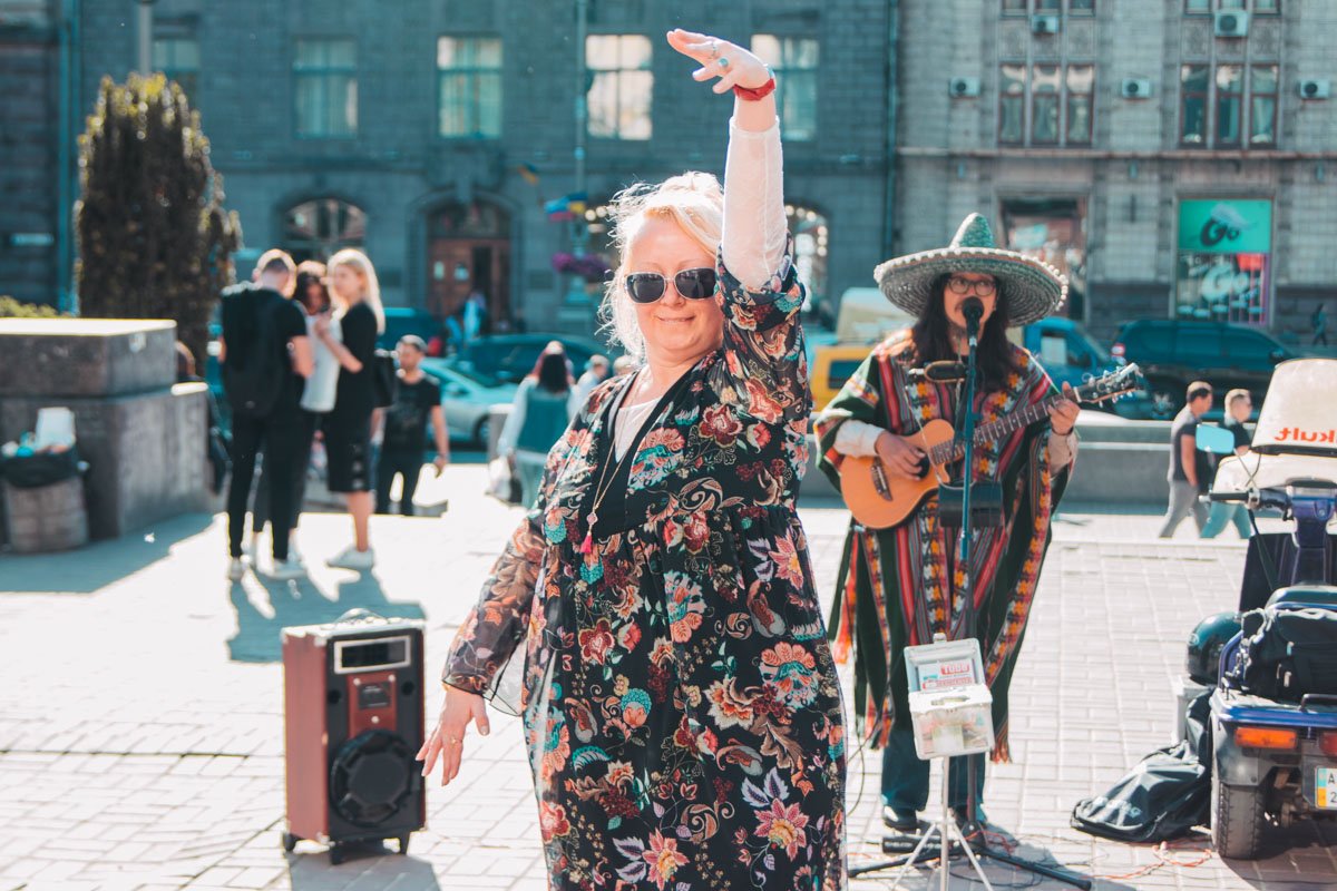 А тебе слабо сплясать на улице?