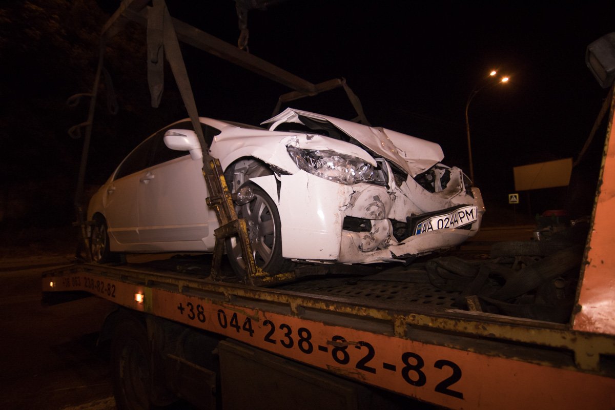 Из-за полученных повреждений Honda увозят на эвакуаторе