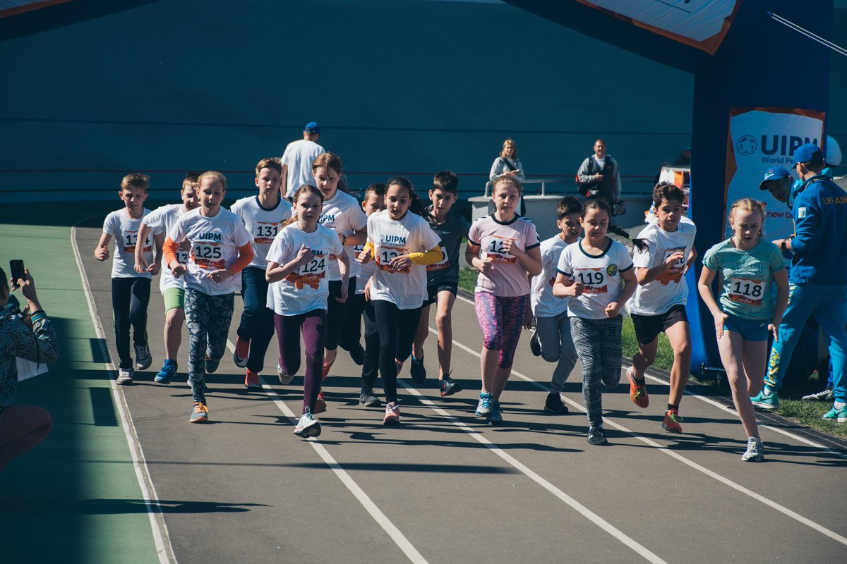 Около полтысячи спортсменов участвовали в забеге и стреляли лазером по мишени