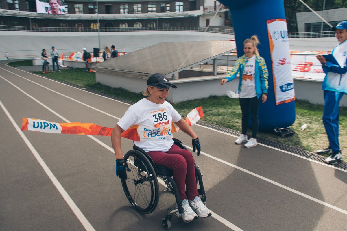 Пробежали дистанцию и провели стрельбу по мишеням сотни спортсменов от 9 до 70 лет