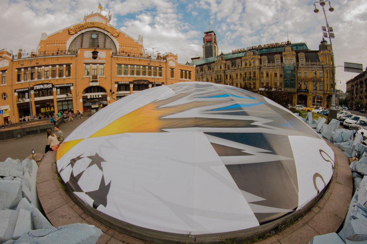 Гигантский мяч появился перед Бессарабским рынком