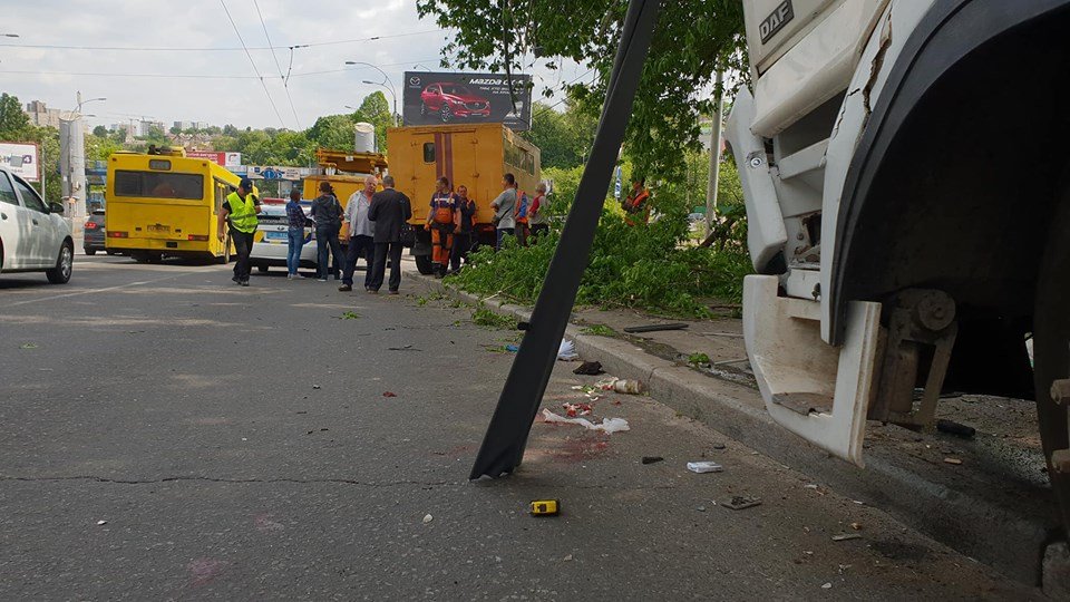 Автомобиль снес дерево и врезался в столб Автомобиль снес дерево и врезался в столб