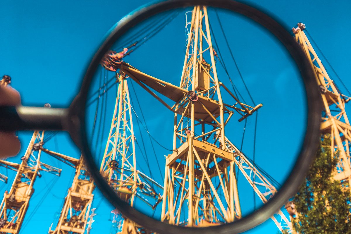 На месте сразу видна железная мощь всех кранов На месте сразу видна железная мощь всех кранов