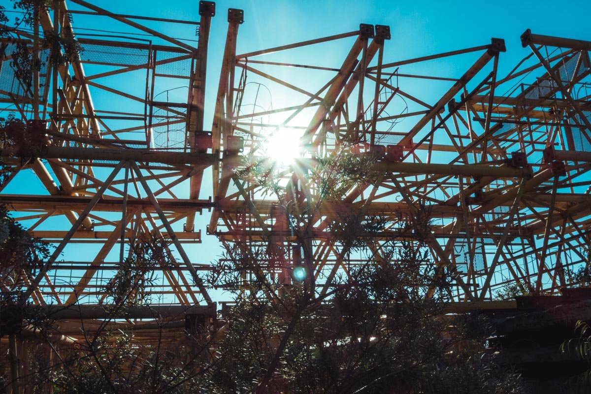 В солнечные дни это место не очень страшное и грустное В солнечные дни это место не очень страшное и грустное