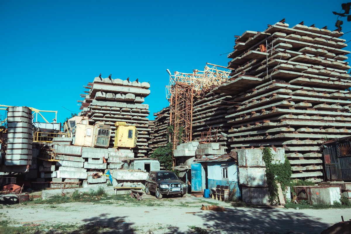 На "кладбище" стоят и горы бетона На "кладбище" стоят и горы бетона