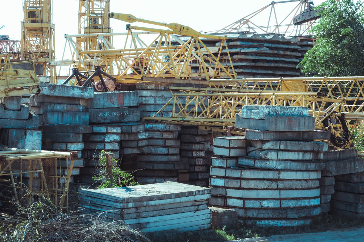 Груды железа и бетона здесь повсюду Груды железа и бетона здесь повсюду