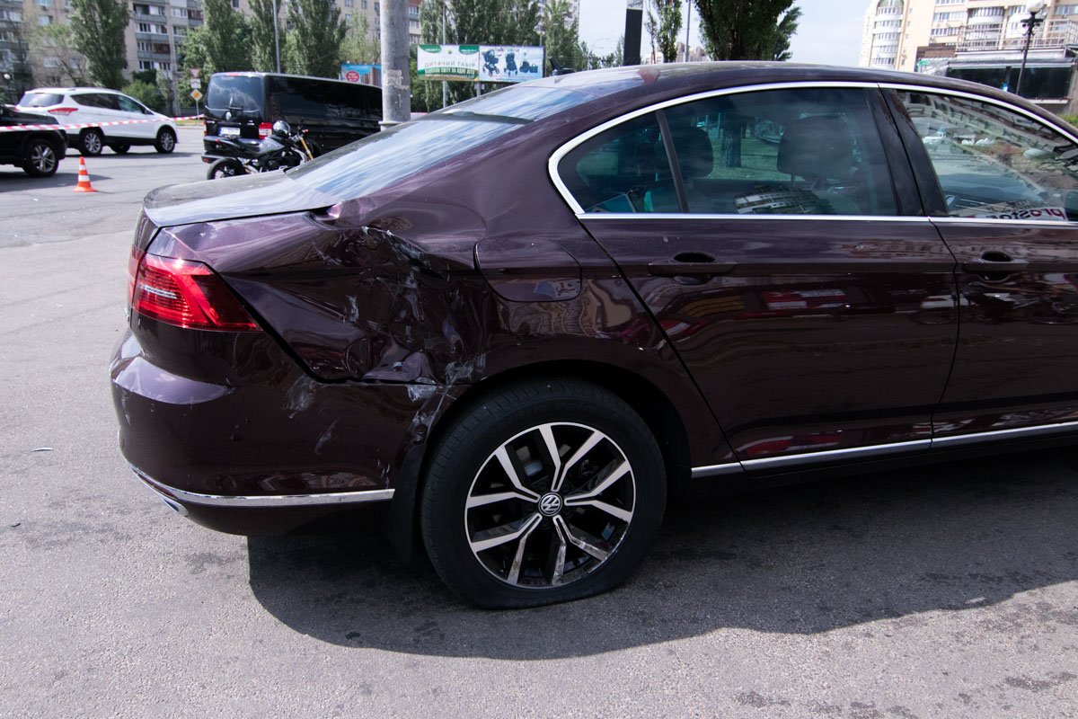 Молоцикл врезался в правое заднее крыло автомобиля Молоцикл врезался в правое заднее крыло автомобиля