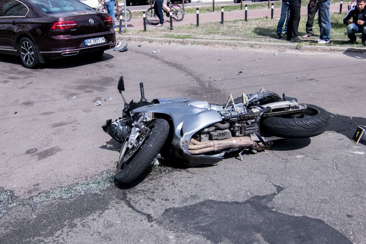 Разбитый мотоцикл Разбитый мотоцикл