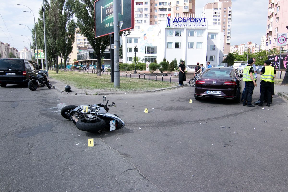 Полиция опрашивает водителя иномарки Полиция опрашивает водителя иномарки