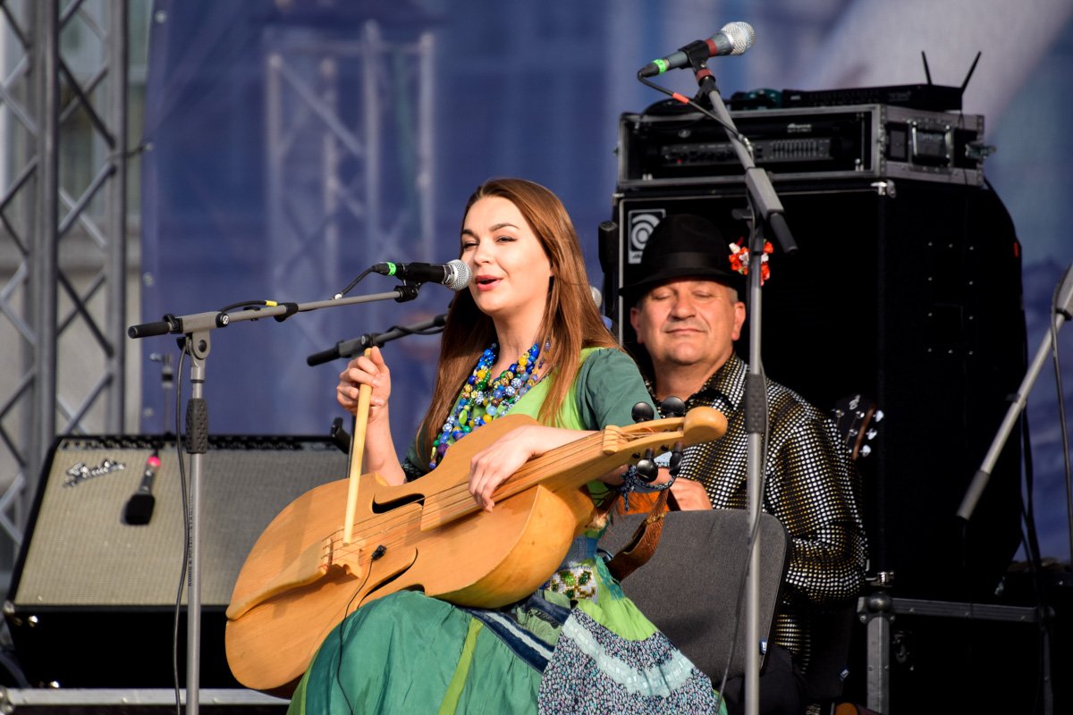 Музыканты развлекали публику очаровывающей музыкой и завораживающим пением Музыканты развлекали публику очаровывающей музыкой и завораживающим пением