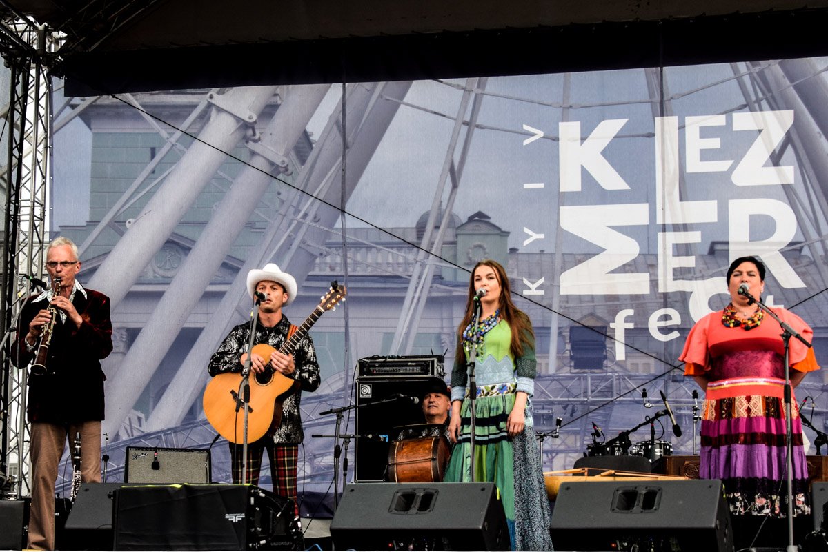 Тем временем зрители полностью погрузились в эту атмосферу Тем временем зрители полностью погрузились в эту атмосферу