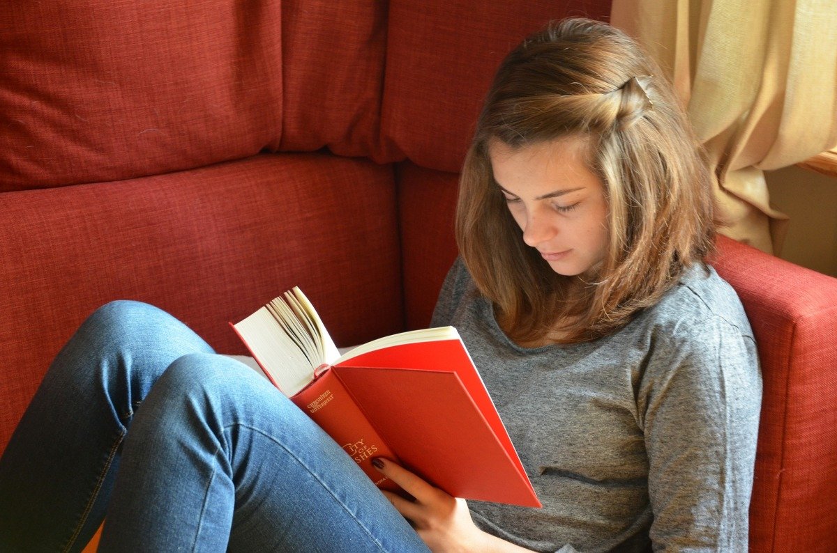 Книжный продюсер Алена Лазуткина представляет откровенный проект «Взрослые чтения»