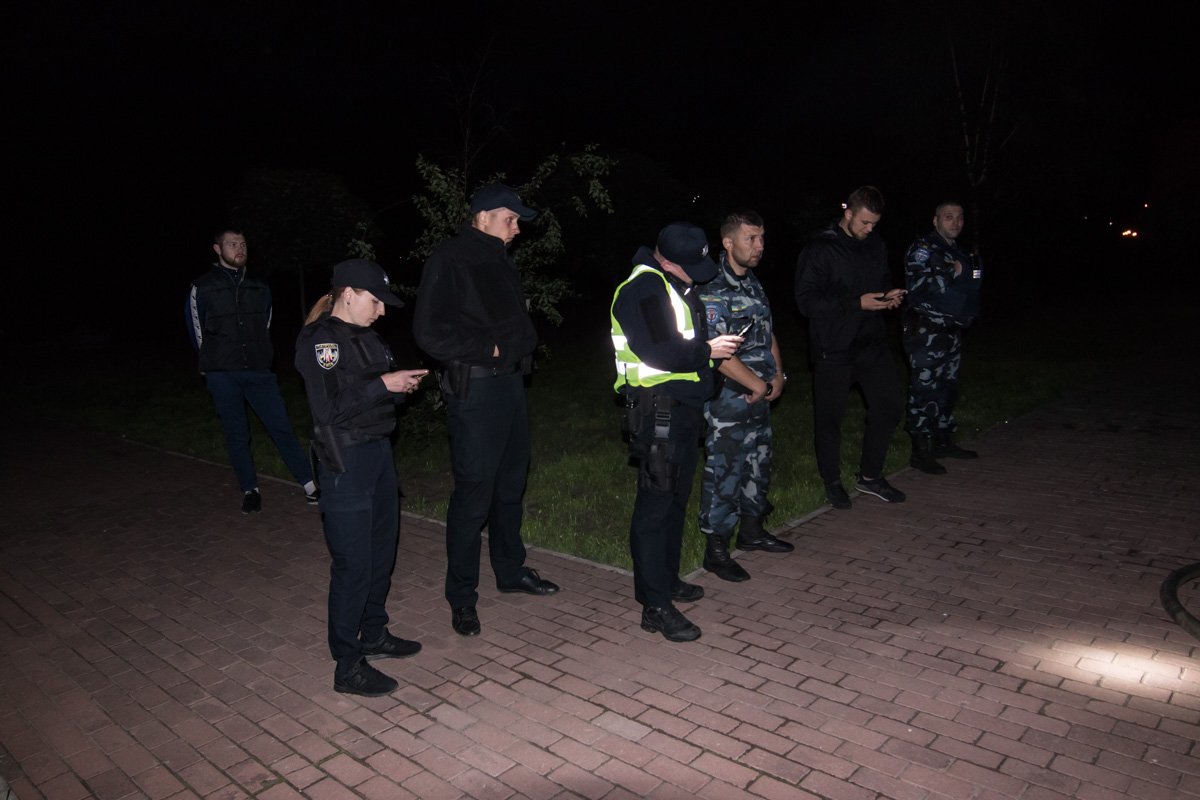 Первыми на место прибыли сотрудники службы охраны Первыми на место прибыли сотрудники службы охраны